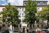 Gebäudeansicht - INVESTIEREN IN GOHLIS // Vermietete 2-Raum-Wohnung mit Tageslichtbad und Balkon in Parknähe