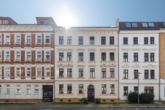 Gebäudeansicht - MAISONETTE-WOHNUNG MIT 2 ZIMMERN UND GALERIEFLÄCHE IM SPITZBODEN // Balkon und Einbauküche inklusive