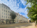 Gebäudeansicht - Charmante 2-Raum-Wohnung mit Balkon in Parknähe